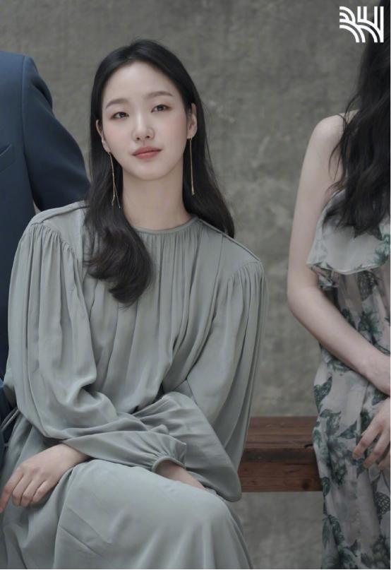 灰色长袖连衣裙高级感显瘦,什么衣服不适合穿甜美风