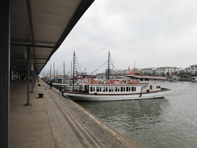 这里虽然风景如画人们生活的却很凄惨没日没夜的追着大船讨生活