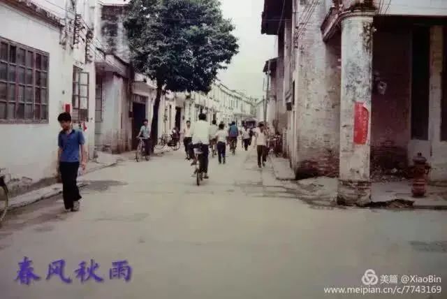 老照片中感受沧桑巨变,80年代的城市风貌老照片