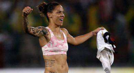 中国女足脱球衣庆祝动作,中国女足秀腹肌白斩鸡