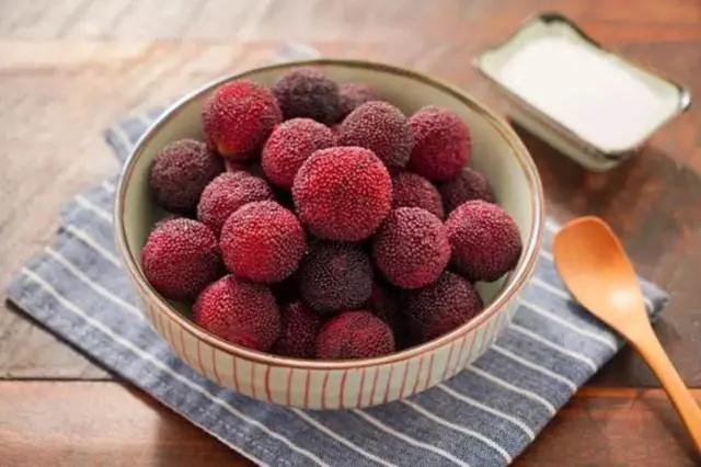 清洗杨梅时有小虫可以吃吗,洗杨梅别只会用盐