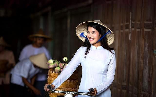 越南街头吸引女游客,与越南一河之隔的边界