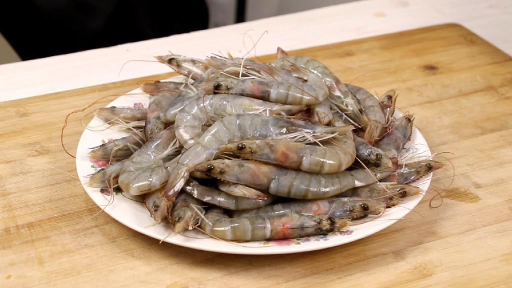 保存大虾的时候不要直接放冰箱,保存大虾