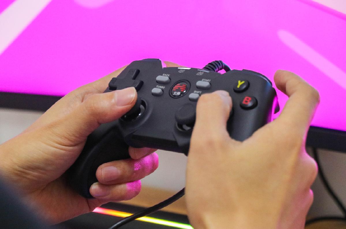 100元游戏手柄带体感,99元吃鸡游戏手柄