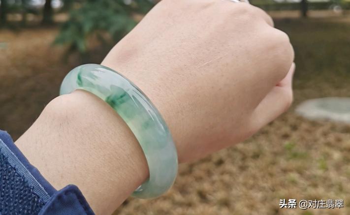 天空蓝板料定制翡翠手镯,翡翠原石定制手镯怎么选择款式