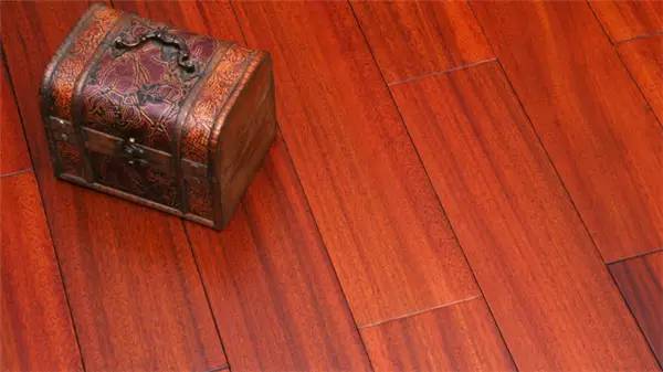 买原木地板要看品牌么,番龙眼和柚木地板比较
