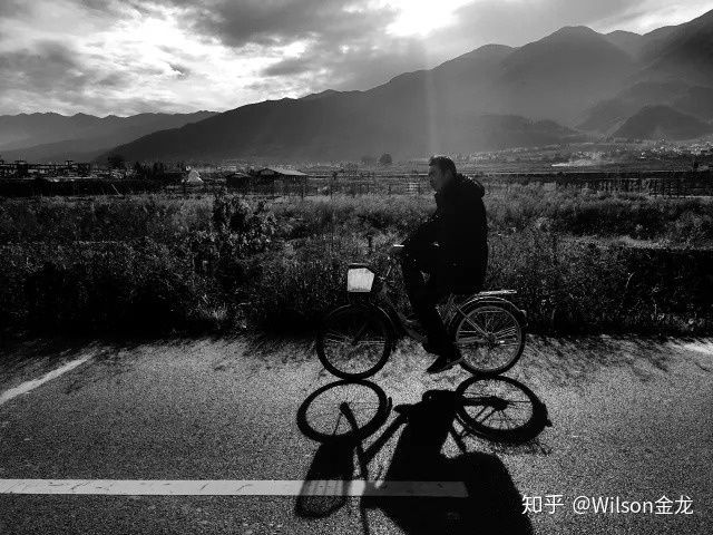 黑白照片变彩色是原来的颜色吗,为什么一点黑白照片就能变成彩色