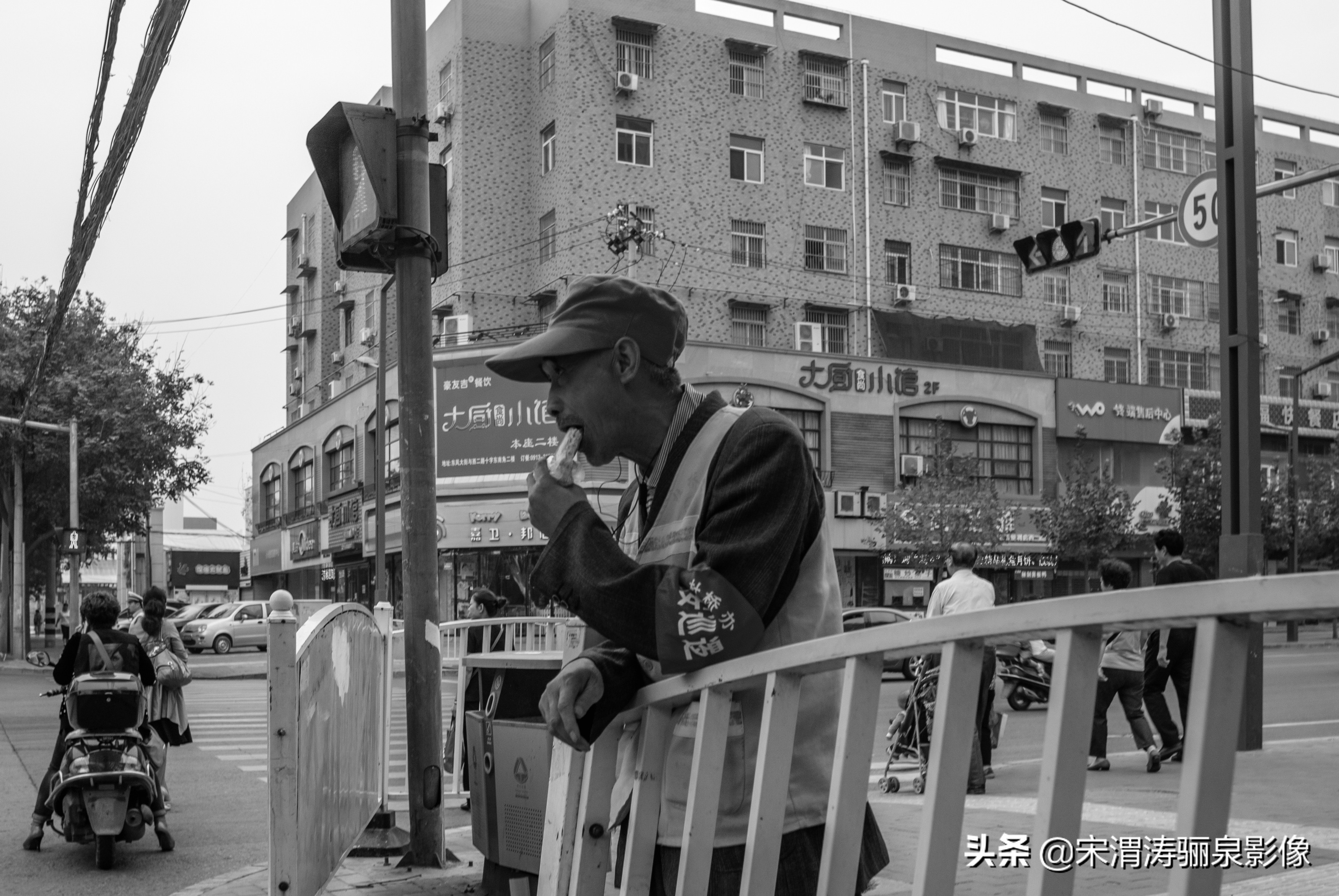 他排除残疾的身体，努力在工作之余记录和反映草根人群的生存状况