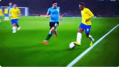 卡瓦尼乌拉圭进球无人庆祝,卡瓦尼不停球凌空抽射