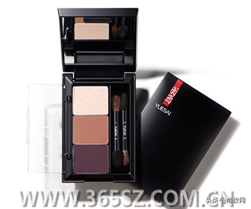 浓黑眼线,眼妆黑色粗眼线