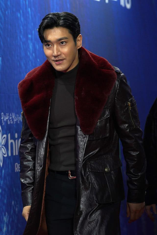 崔始源帅气出席,崔始源穿风衣