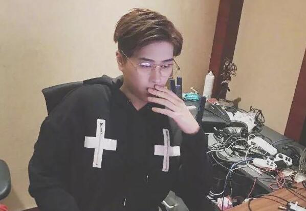 斗鱼一哥卢本伟现在还直播吗,斗鱼卢本伟直播回放