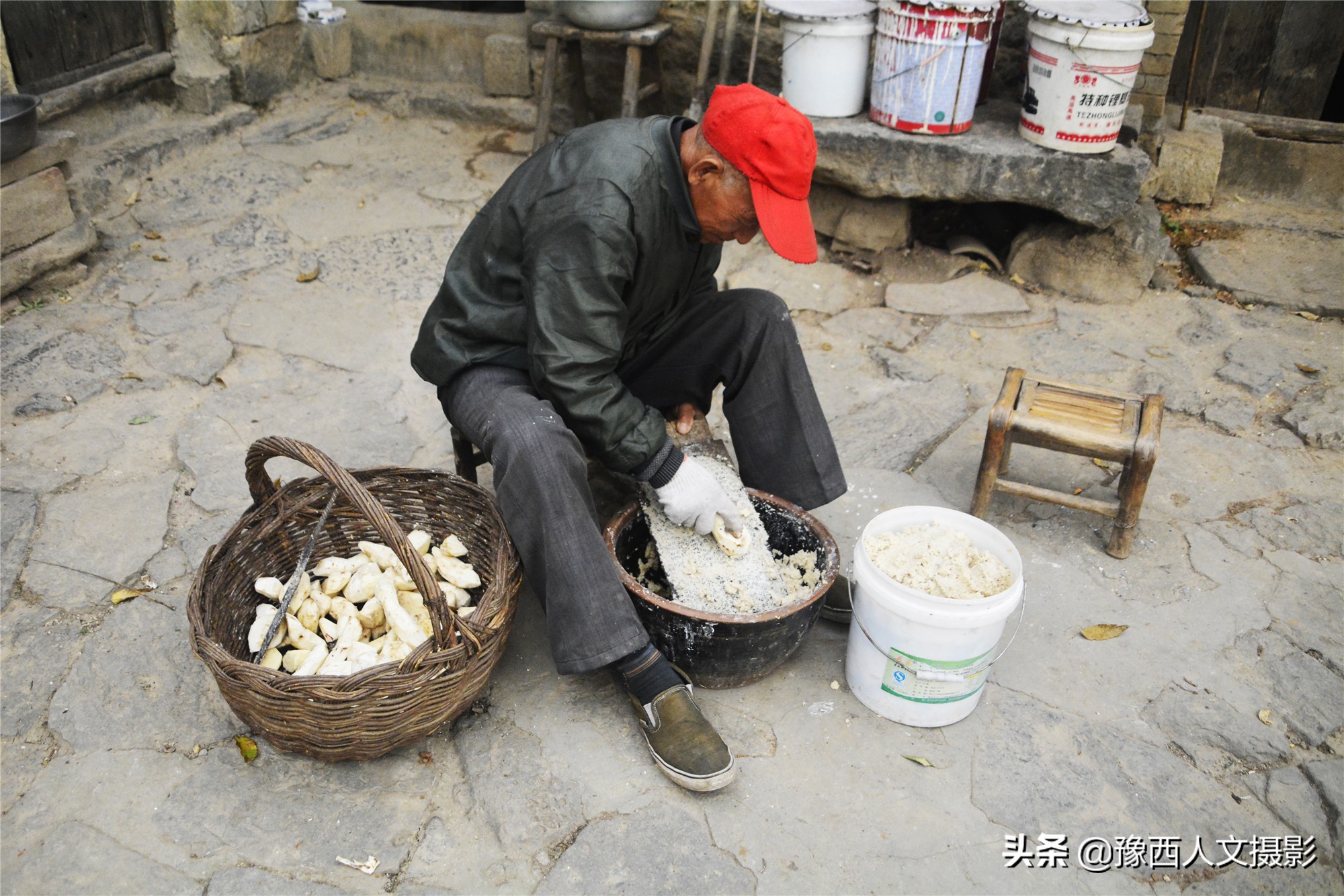 山村老两口想吃碗凉粉，削坏红薯在铁板上磨浆，半天胳膊就肿了