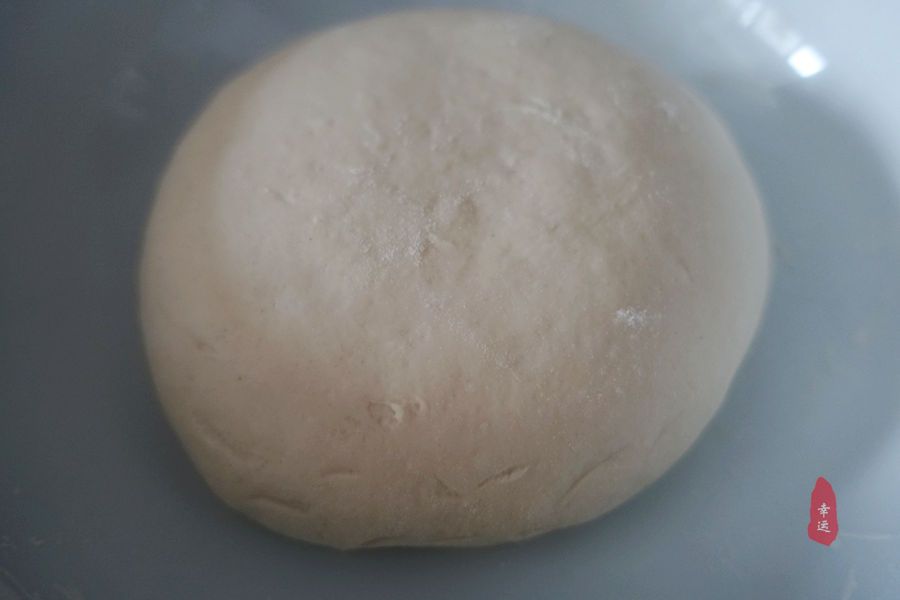 懒笼比包子、饺子都省事，盘在笼屉中，蒸熟后切开，家人分着吃