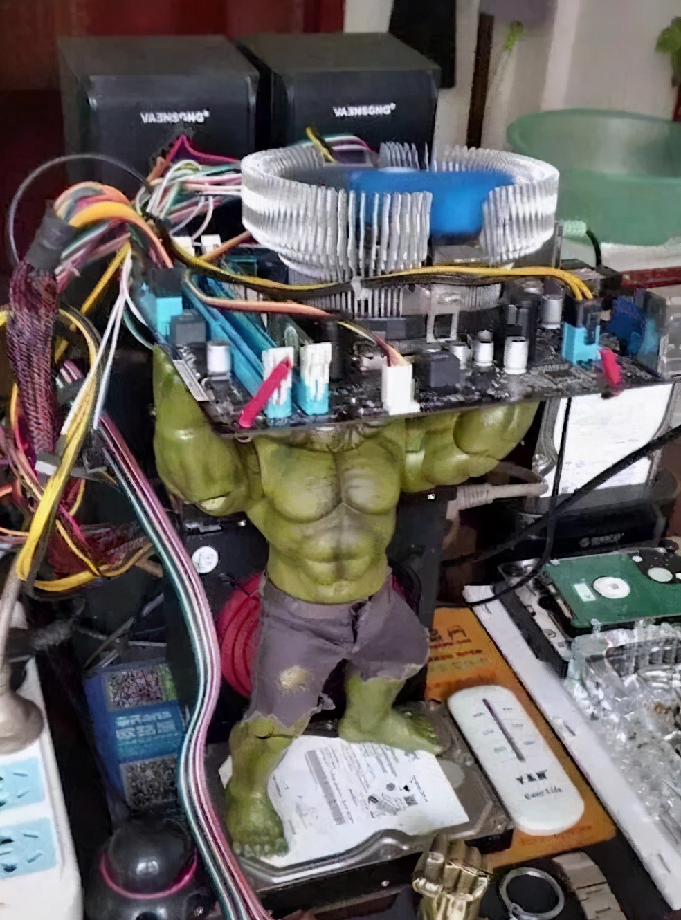 直男什么都可以凑合，但他的电脑必须发光