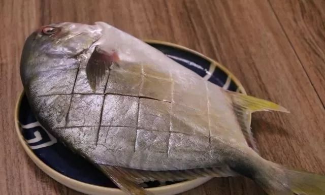 黄花鱼和金鲳鱼哪个更好吃刺少,金鲳鱼刺少肉鲜