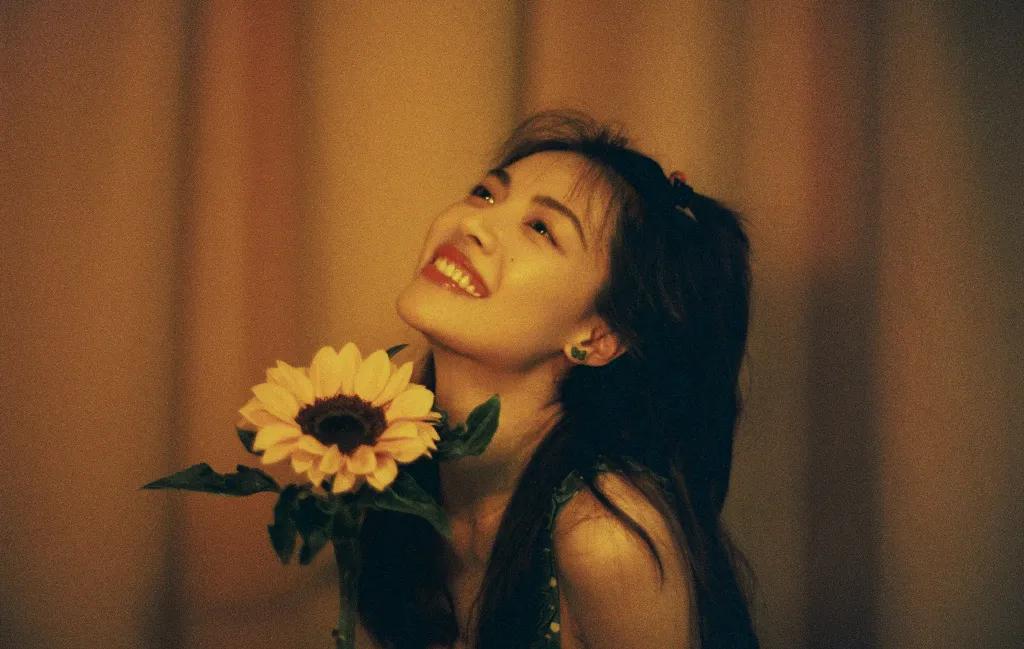 模特拍照姿势怎么调,模特拍视频如何保持松弛感