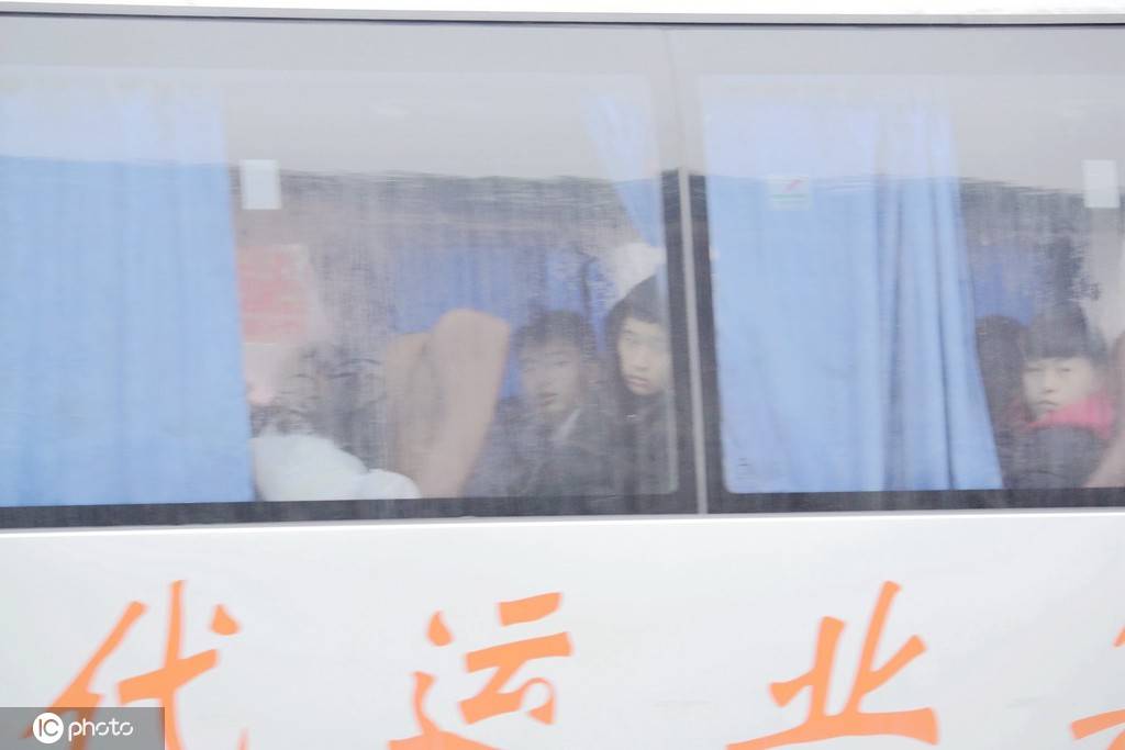 少年之死背后的职校实习乱象：每天工作14小时，学校抽人头费