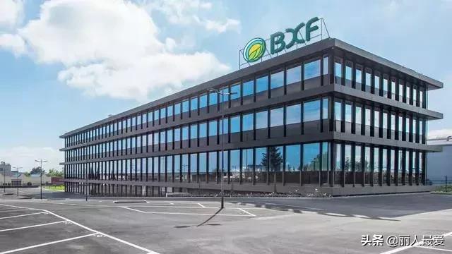 有的女生表面上光鲜亮丽,有的女生表面上白白净净的