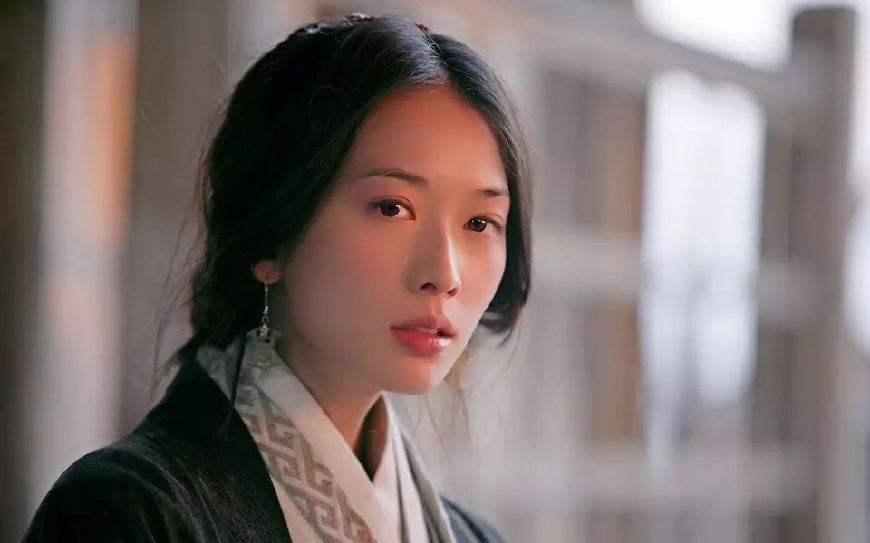 孙策去世周瑜回来,新三国孙策战死大乔痛哭