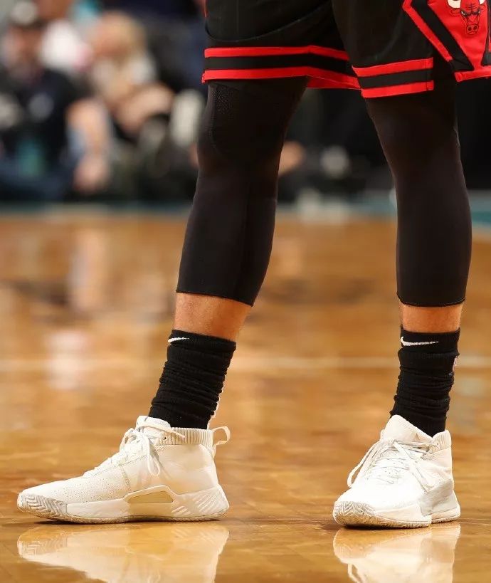 詹姆斯21代篮球鞋nba球员上脚,nba球星上脚球鞋詹姆斯18low