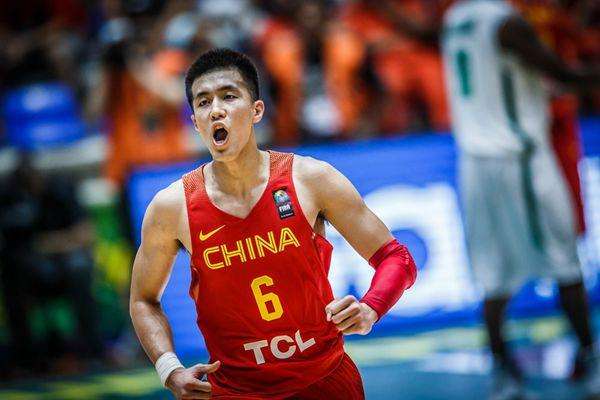 郭艾伦不慎被拉拉队绊倒现场反应,郭艾伦摔倒在拉拉队是第几节