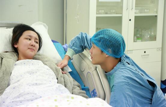 孕妇夜里生孩子去医院有人接生吗,孕妇医院门口生孩子丈夫为她接生