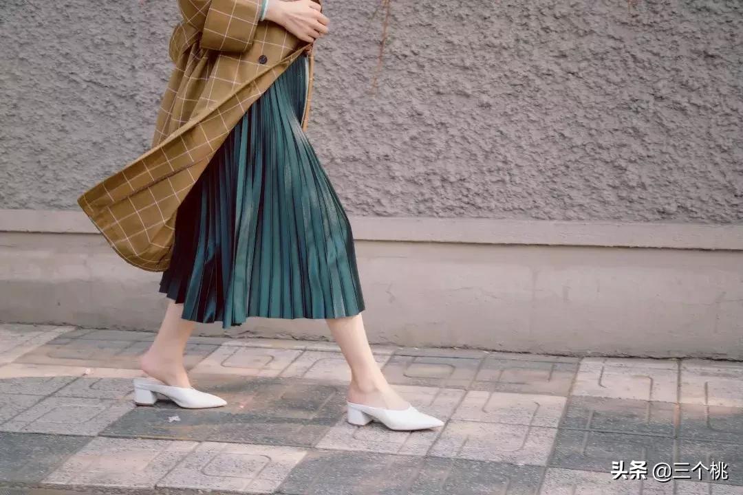 今年流行的裙子不穿高跟鞋,穿今年最流行的裙子
