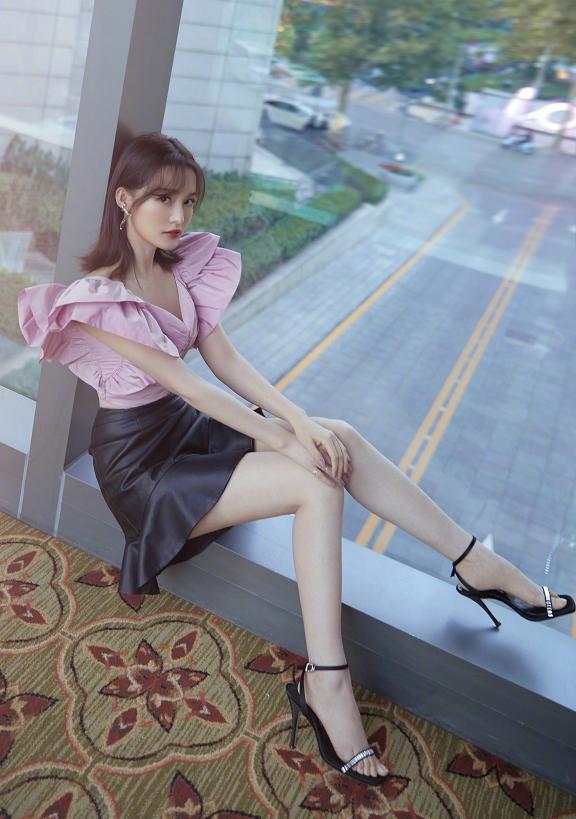 李沁红毯私服穿搭,李沁穿白色蕾丝裙美出新高度