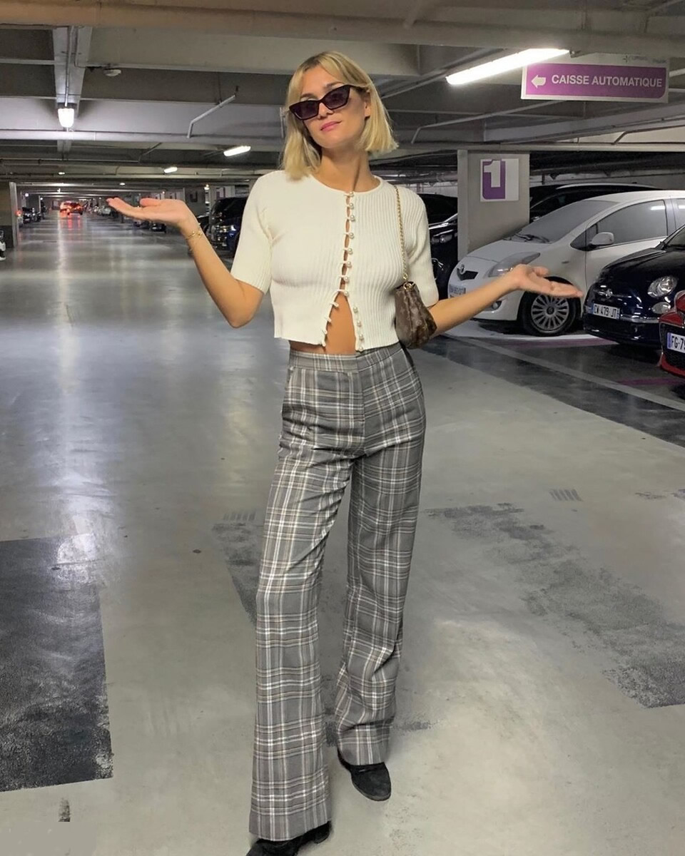 灰色裤子配什么颜色上衣最好看,灰色裤子配什么色的上衣好看