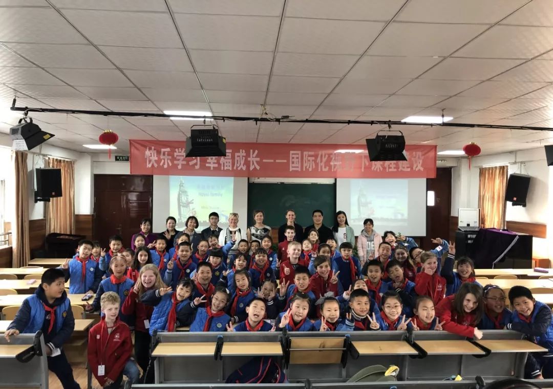 英美师生来蓉交流学习还与中国师生跳了一曲《小苹果》