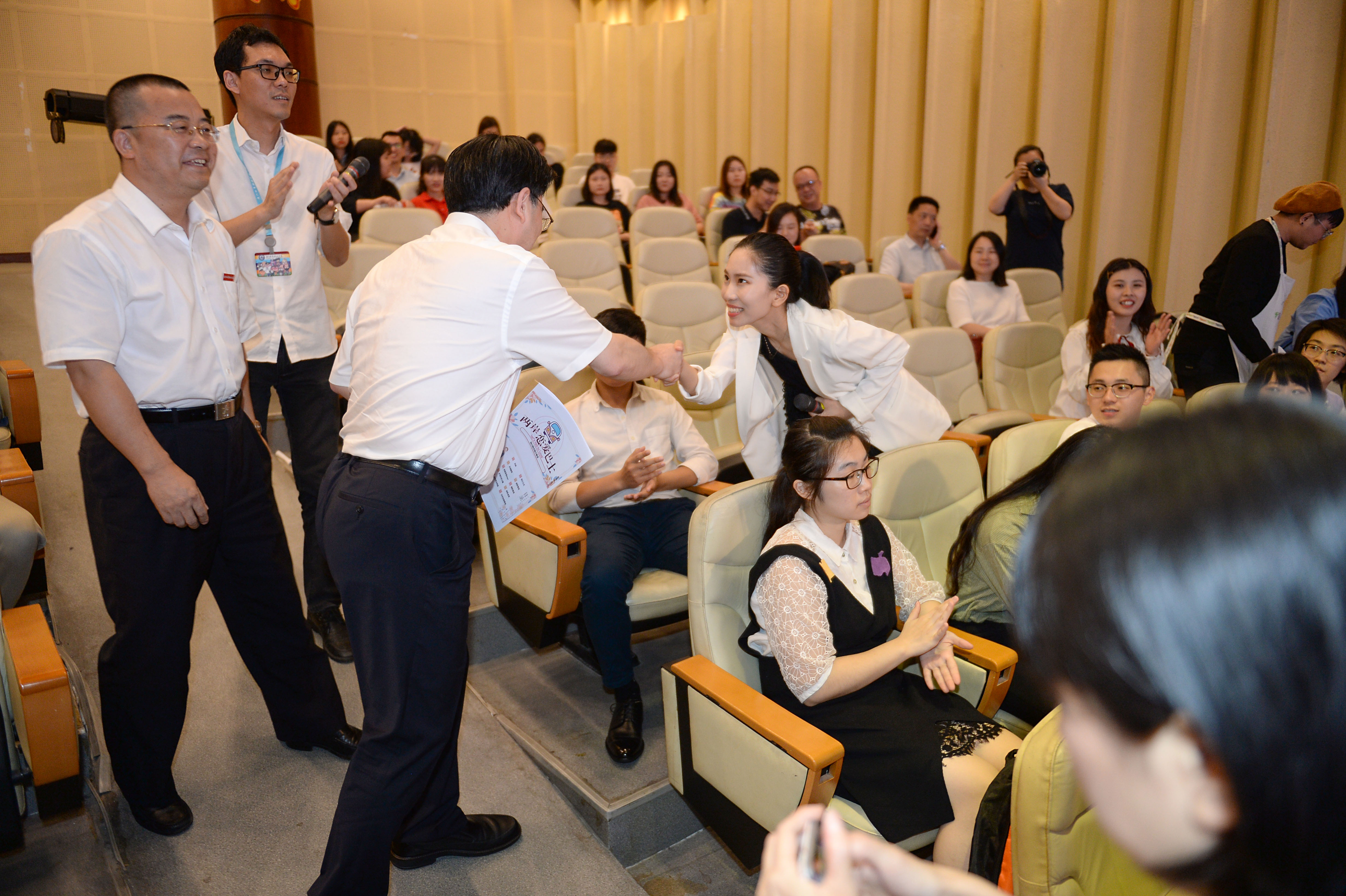 来厦交流，当台湾女生偶遇厦门市委书记，他们会聊些什么？