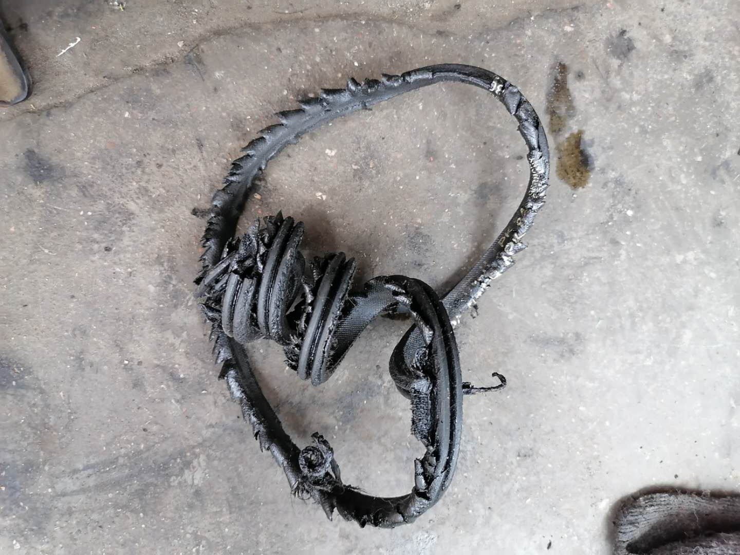 发动机漏油维修费用明细表,发动机漏油花了3000