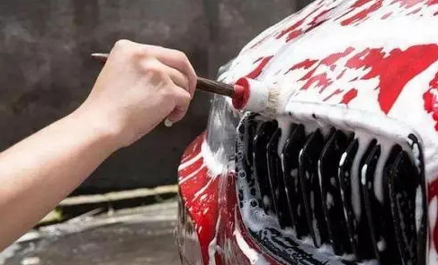 山东2人在海边“自助洗车”，女子端整盆水往车上泼，网友：车要报废了