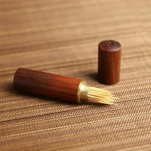 被这个常见物品刺了一下，女子住院1个月连动四次手术