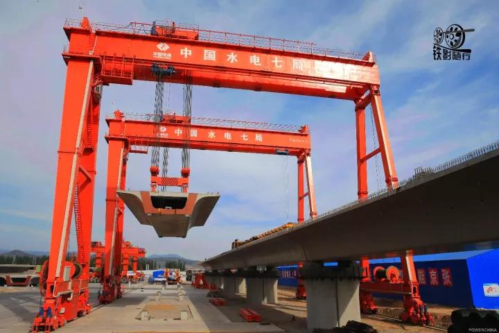 火车来了行人车辆请注意安全,行人车辆请注意火车就要来了