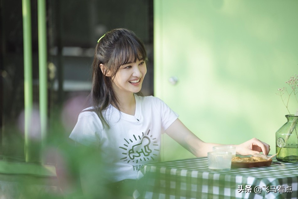 郑爽头绑彩带蝴蝶结甜美可爱与张恒互喂甜品爱意十足