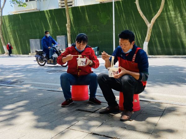 外省返汉快递员夫妻：包裹一天比一天多，城市热闹起来了