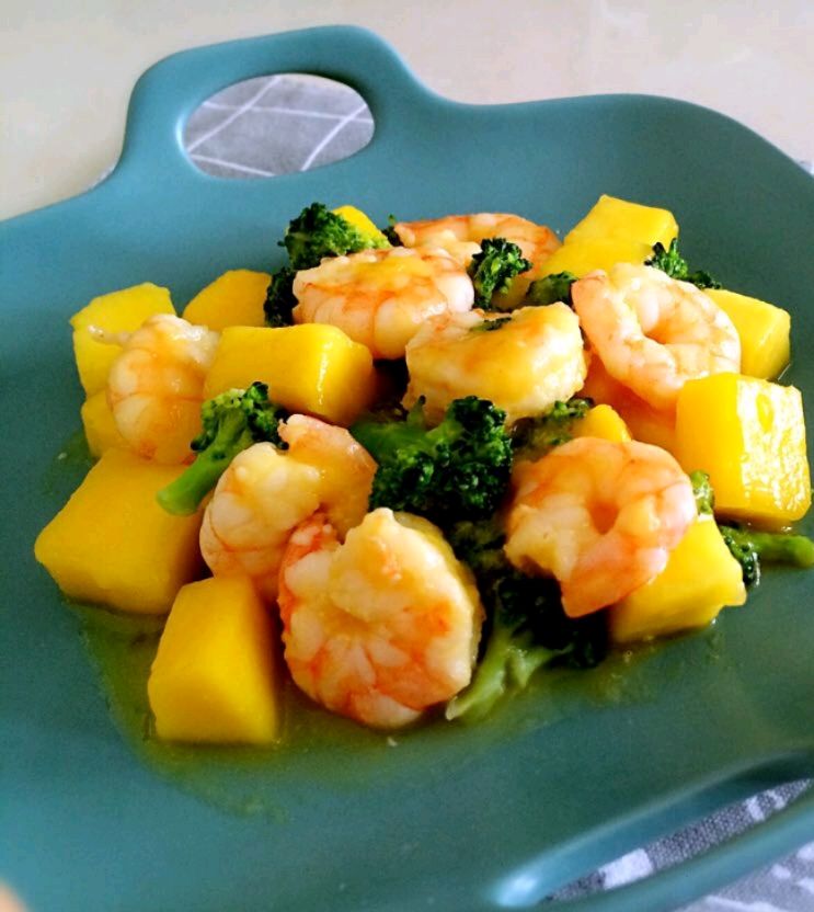 「芒果炒虾仁」的做法没见过吧？芒果和虾的结合，酸溜甜