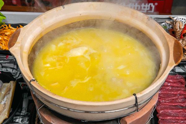 魔都惊现「2层楼小香港」，卖“蹦迪海鲜”！花胶鸡、6头鲍免费送