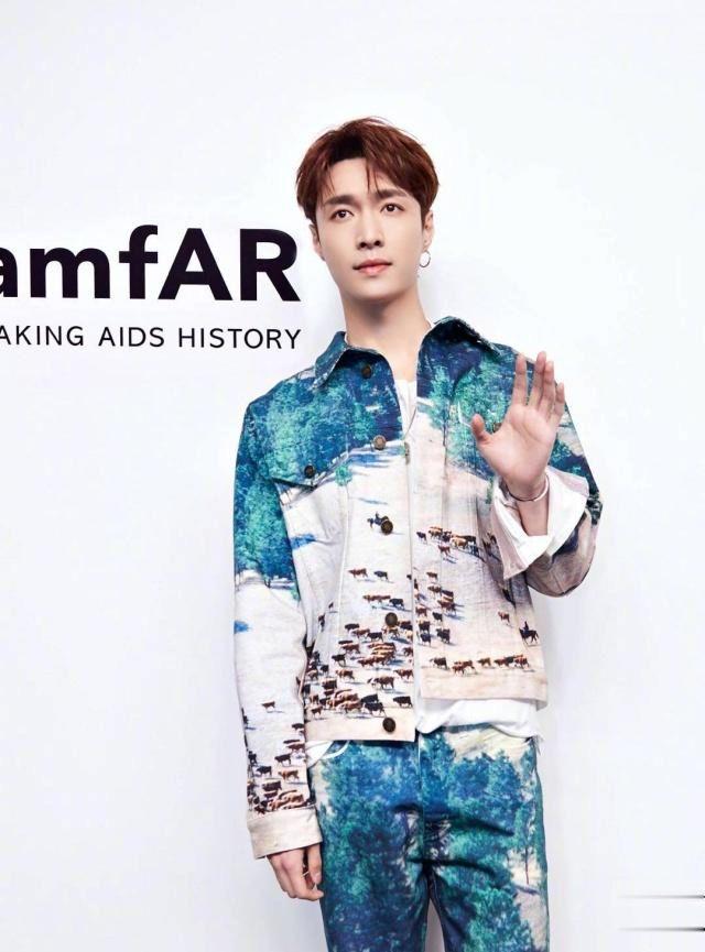 张艺兴最新穿衣搭配,张艺兴皮衣牛仔外套