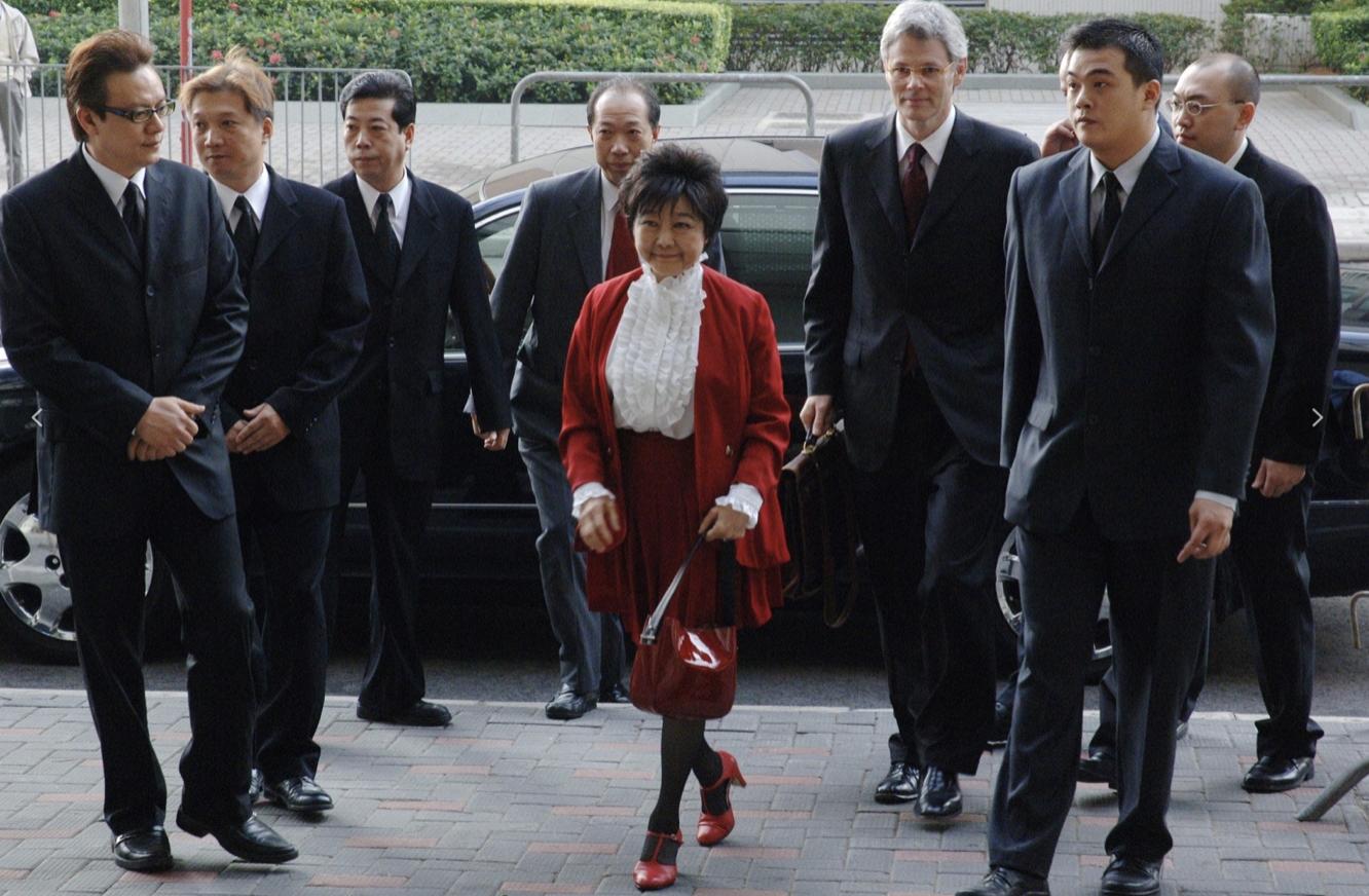 龚如心风水师刑满出狱，跪地拜祭亡母连磕响头，30亿风水费已耗光