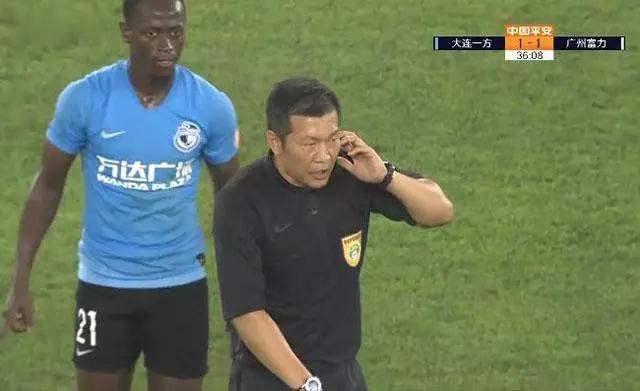 满球场嘘声,中超争议手球判罚