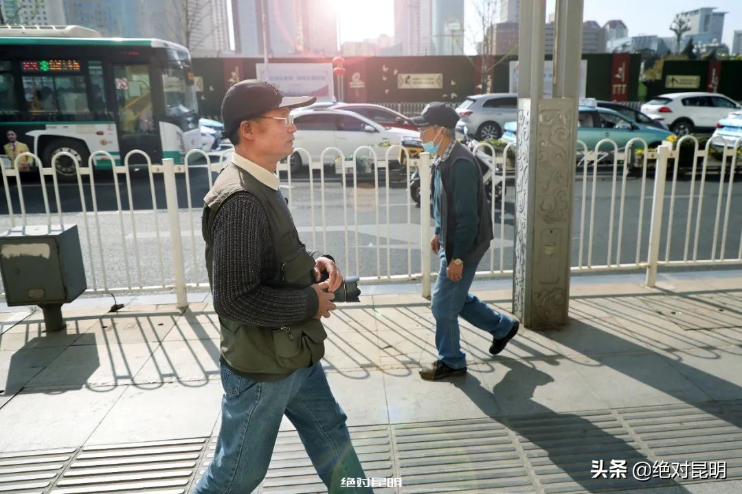 64岁的昆明“史料”摄影师，花40年拍遍云南民居和古建筑