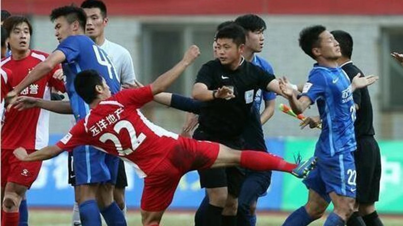 太过分！踢不过就打人！欧冠球迷厉害了，让球队蒙羞还让足协买单