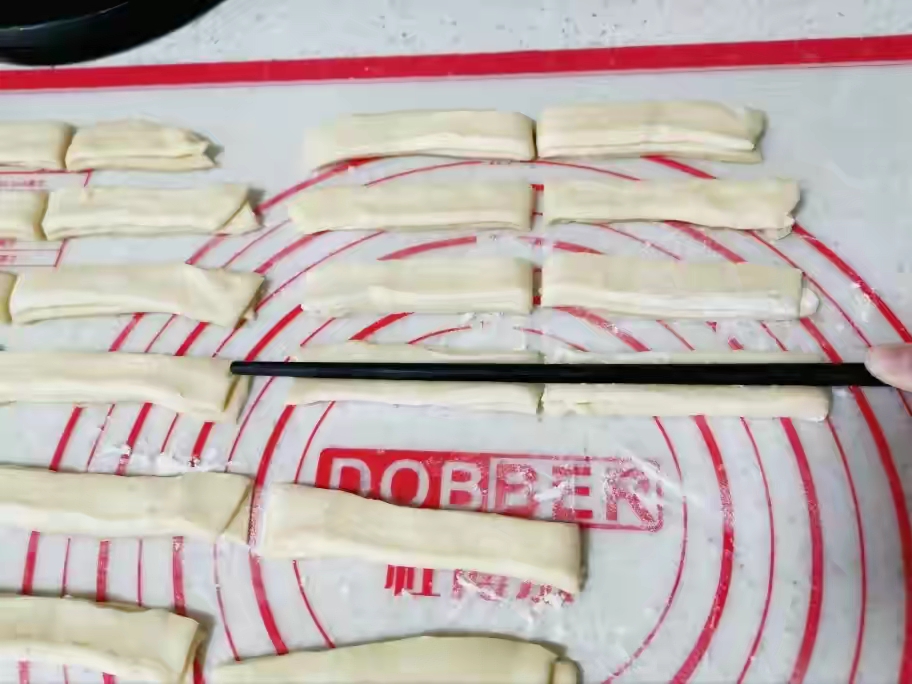 炸油条用酵母怎么炸出来蓬松,炸油条的小窍门不用酵母粉