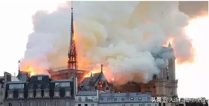 巴黎圣母院发生火灾塔尖倒塌,巴黎圣母院大火塔尖崩塌瞬间