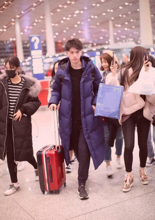 陈立农迪桑特羽绒服,陈立农同款冬季外套