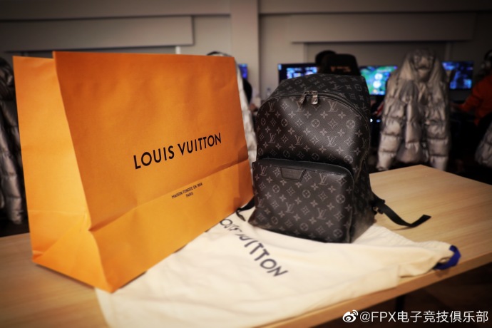 FPX晋级决赛后,LV赠送队员每人一个背包,网友:这也太爽了吧