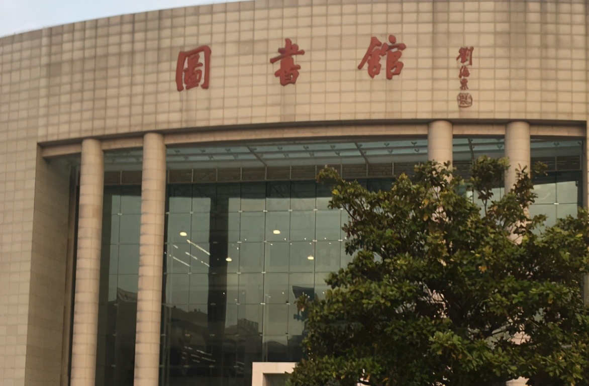 这所大学改名后“很尴尬”，提升了档次，却成了学生之间的笑谈